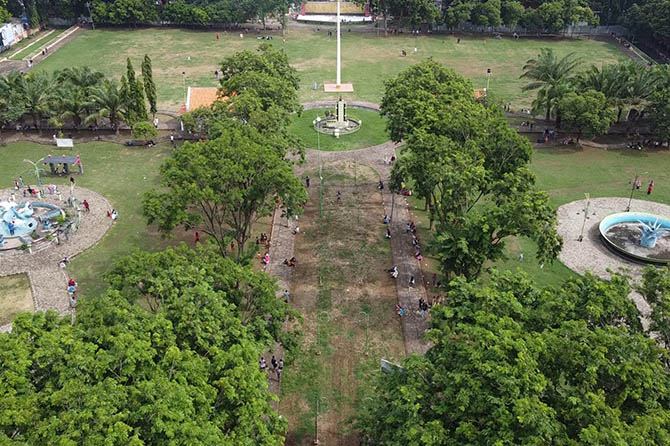 KURANG AMAN: Kawasan Alun-alun Probolinggo saat dipotret dari udara. Senin sore (21/2), motor matik pengunjung alun-alun raib saat ditinggal jogging. (Fahreza Nuraga/ Jawa Pos Radar Bromo)