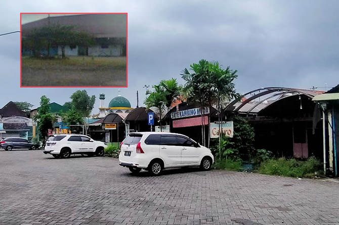 LENGANG: Kawasan Swadesi yang sudah tidak seramai dulu lagi. Inset, foto lama Gedung Dwikora sebagai pusat kesenian yang ambruk. (Foto: Iwan Andrik/Jawa Pos Radar Bromo)
