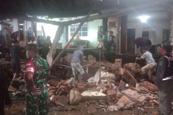 PARAH: Rumah yang terkena longsor di Tosari beberapa waktu lalu. (Foto: Dok. Radar Bromo)