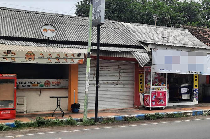 PAKAI TROTOAR: Sejumlah lapak PKL berada di trotoar Jalan Cokroaminoto, Kota Probolinggo. (Foto: Fahrizal Firmani/Jawa Pos Radar Bromo)