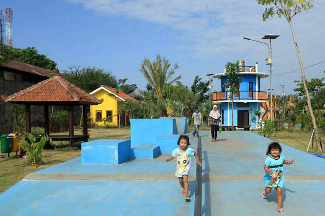 WILAYAH TENGAH: Sejumlah bocah menikmati Taman Pekuncen. Pemkot Pasuruan berencana menambah ruang terbuka hijau yang rencananya mengambil lokasi di wilayah utara. (Foto: M Zubaidillah/Jawa Pos Radar Bromo)