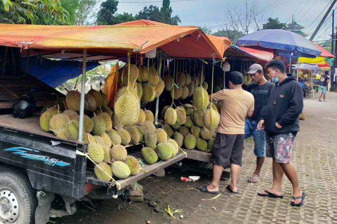 KENA IMBAS: Suasana penjual durian di Pasar Wisata Cheng Hoo Pandaan. (Rizal Syatori/Radar Bromo)