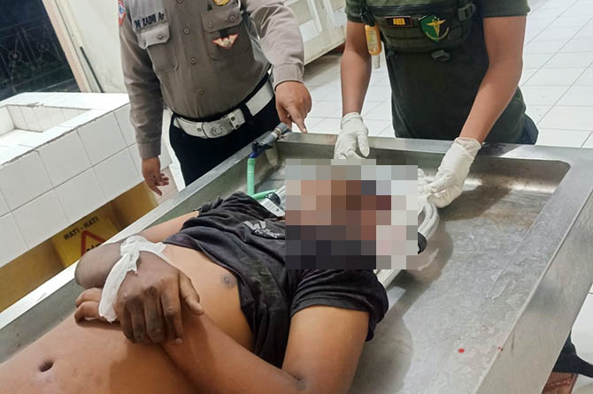 NAHAS: Jenazah Adji Putra Ardiansa saat dibawa ke kamar jenazah RS Bhayangkara, Watukosek, Gempol. (Poslantas Gempol for Jawa Pos Radar Bromo)