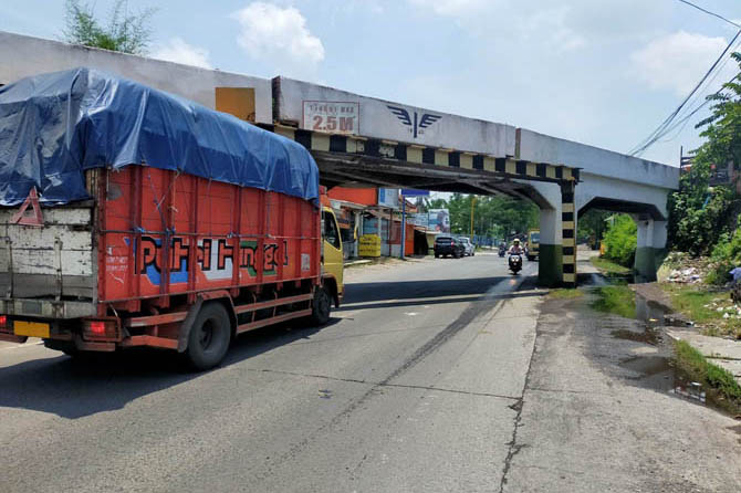 SERING BANJIR: Kawasan viaduk Gempol memerlukan normalisasi saluran karena sering tergenang air. (Foto: Rizal Syatori/Jawa Pos Radar Bromo)