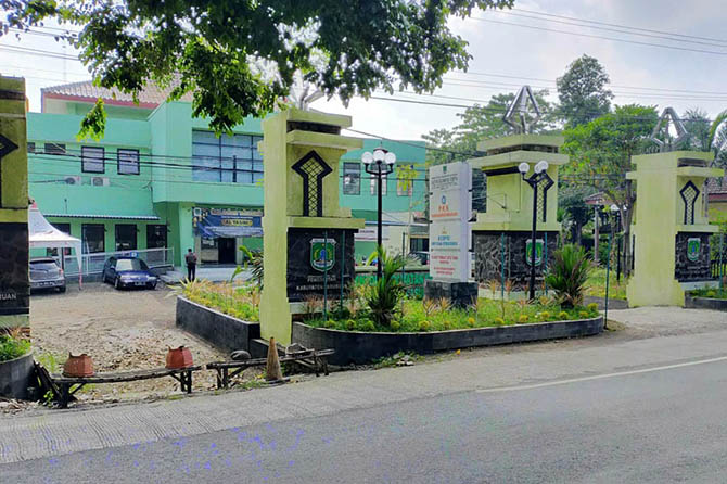 DIBUNTU AMBEN: Pintu masuk Kantor Kecamatan Gempol dihalangi dengan ranjang bambu karena belum dipasangi gerbang. (Foto: Rizal F Syatori/Jawa Pos Radar Bromo)
