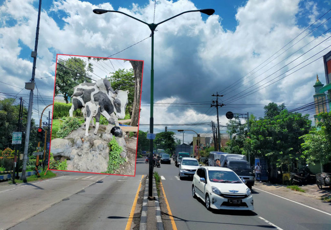 PADAT KENDARAAN: Arus lalulintas di simpang empat patung sapi di Pandaan yang ramai. Inset: Patung sapi di simpang empat. (Foto: Rizal F. Syatori/Jawa Pos Radar Bromo)