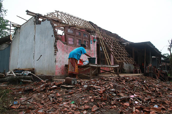 MENUNGGU: Kondisi rumah warga yang rusak imbas diterjang bencana, beberapa waktu lalu. (Dok. Radar Bromo)