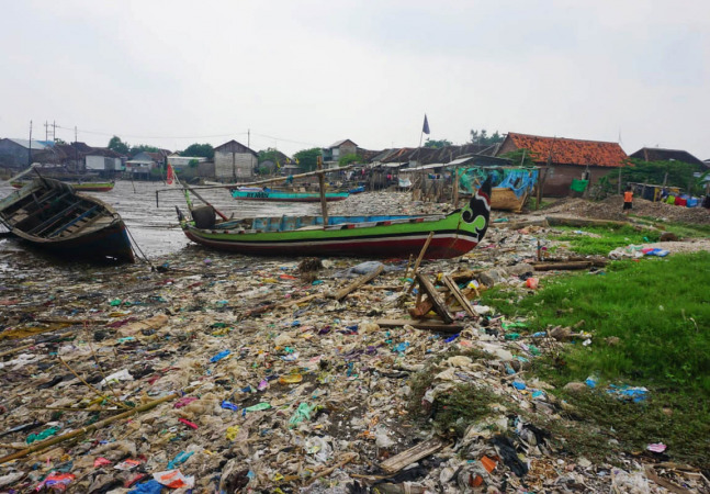 BIKIN RISIH: Sampah yang menumpuk di pesisir Kota Pasuruan dan mengganggu kenyamanan serta kebersigan. (Foto M Busthomi/Jawa Pos Radar Bromo)
