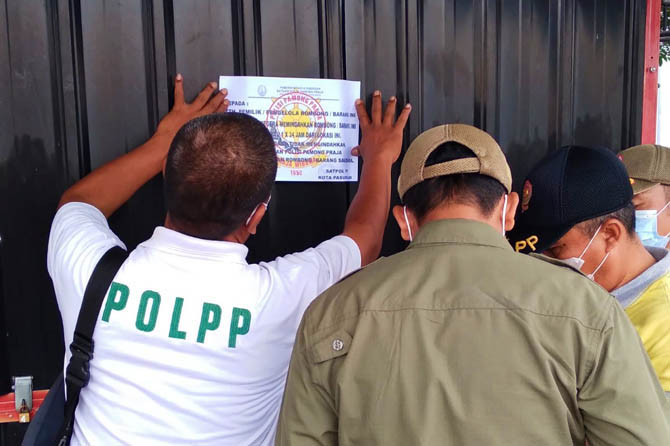 DIWARNING: Lapak semi permanen yang dibangun di kawasan Pelabuhan Pasuruan. Satpol PP mengultimatum agar pemilik lapak membongkarnya. (Foto: Istimewa)