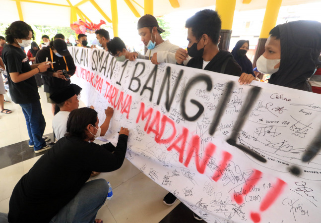 BERLANJUT: Aksi warga dan alumni yang menolak SMA taruna madani beberapa waktu lalu. (Foto: dok Jawa Pos Radar Bromo)