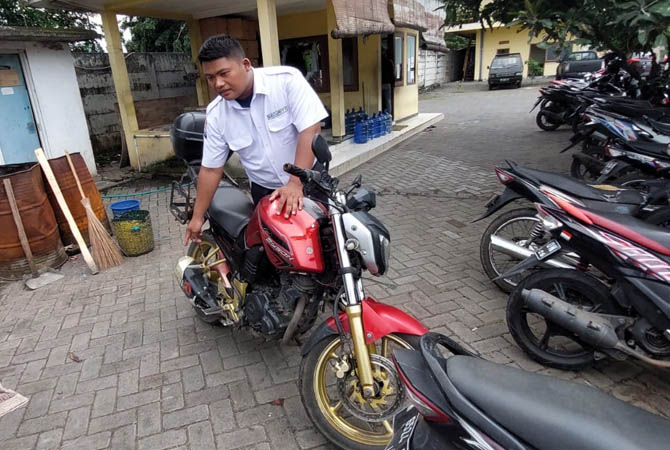 SELAMAT: Korban Bagas Pramudi, 26, menujukkan motor yang dipakainya saat dihadang tujuh pemalak. Dan inset, lokasi pemalakan di Jalan Maramis, Kelurahan/Kecamatan Kanigaran, Kota Probolinggo. (Rizky Putra Dinasti/ Radar Bromo)