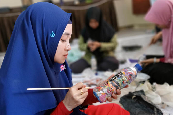Salah satu warga Paiton mengolah sampah menjadi karya seni bernilai guna.
