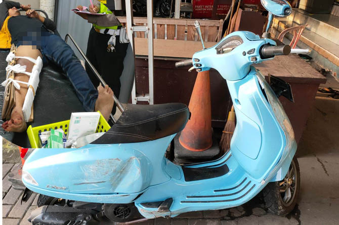 BARANG BUKTI: Motor Vespa yang dikendarai korban saat diamankan di poslantas Pandaan. Inset korban saat dirawat.