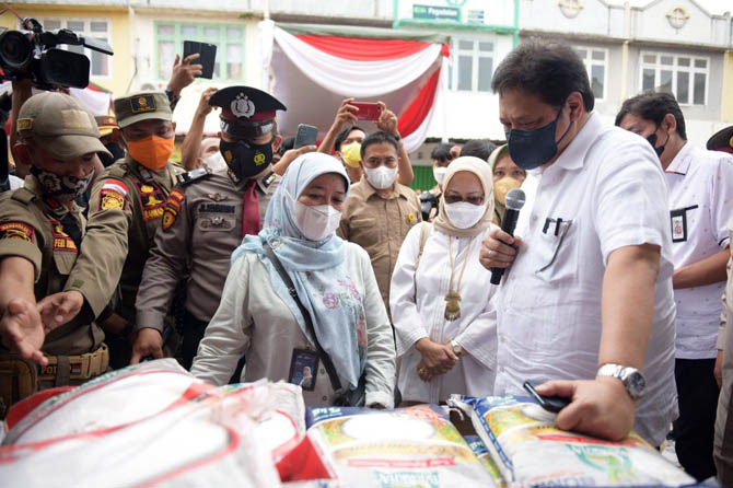 Menko Airlangga saat meninjau pelaksanaan operasi pasar di Pasar Kangkung, Kecamatan Teluk Betung Selatan, Bandar Lampung.