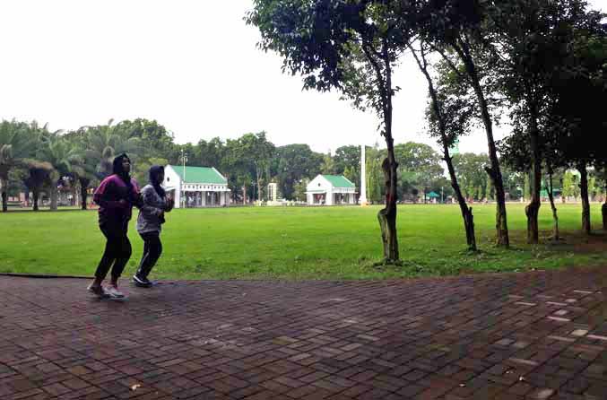 TERUS DIPERCANTIK: Warga berolahraga di Alun-alun Probolinggo saat pagi hari. Tahun ini alun-alun kembali direvitalisasi. (Foto: Zainal Arifin/Jawa Pos Radar Bromo)