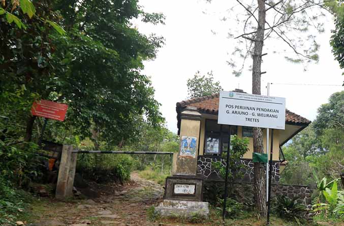 SEMENTARA DITUTUP: Pos pendakian Arjuno Welirang di Tretes. Saat ini semua pos menuju jalur pendakian ditutup, setelah ada pendaki asal Pandaan hilang. (Foto: Dok. Radar Bromo)