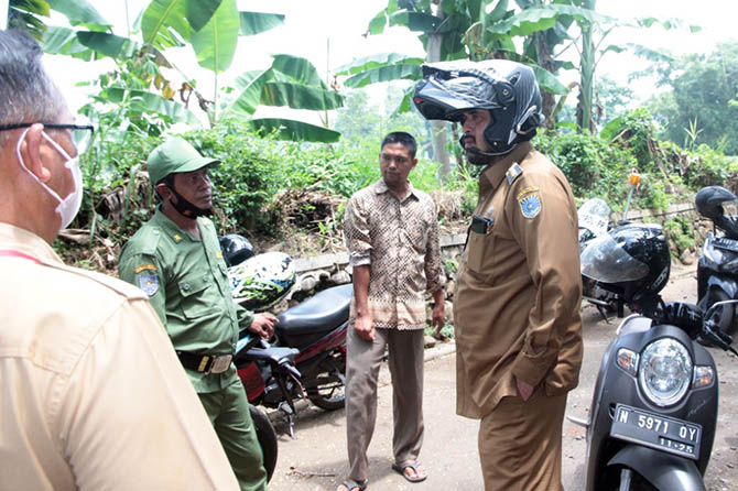 SERAP ASPIRASI: Wali Kota Probolinggo Hadi Zainal Abidin berbincang bersama sejumlah warga di Kelurahan Kedunggaleng, (8/3). (Humas Pemkot Probolinggo for Jawa Pos Radar Bromo)