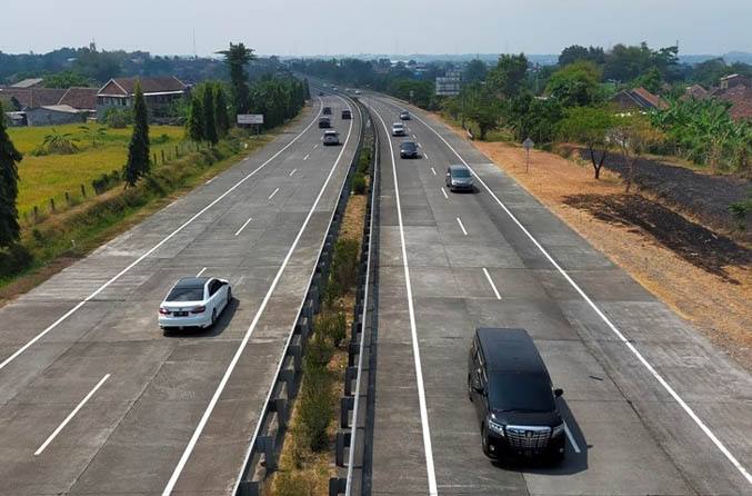 JALUR RAMAI: Ruas tol Gempol menuju Pandaan merupakan jalur yang tergolong ramai kendaraan dari dalam dan ke luar kota. Tarifnya bakal naik. (Foto: Rizal F Syatori/Jawa Pos Radar Bromo)