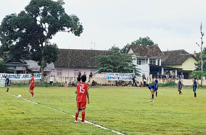 MANTAPKAN KOMPOSISI: Tim sepakbola Porprov Kabupaten Probolinggo saat uji coba. (Foto: Istimewa)