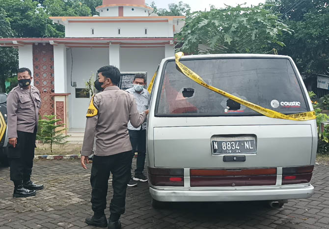 TAK BERTUAN: Mobil Mitsubishi Colt Station yang kini masih diamankan di Polsek Gading. (Foto: Agus Faiz Musleh/Jawa Pos Radar Bromo)