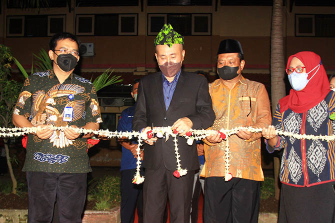PERESMIAN: Kepala Dispendik Provinsi Jatim Dr. Ir. Wahid Wahyudi, M.T. didampingi Kabid SMK Dispendik Provinsi Jatim Dr. Kurniawan Hary Putranto, S.T., M.M.; Kepala Cabang Dispendik Wilayah Probolinggo Kusnadi, S.Sos., M.M.; dan Kepala SMKN 1 Probolinggo