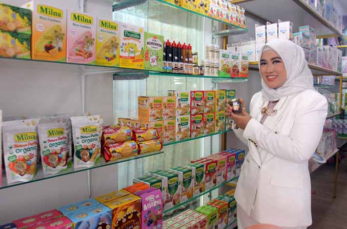 BEBAS MSG: Syarifatul Wahidah, owner Aurora Baby Care menunjukkan MPASI dan bahan atau bumbu bebas MSG yang dijual di tokonya. (Foto Jamaludin/Jawa Pos Radar Bromo)