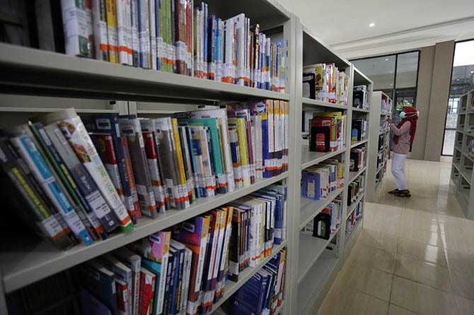 CARI REFERENSI: Salah seorang warga mencari buku yang hendak dibaca di Perputakaan Daerah, Kota Probolinggo, beberapa waktu lalu. (Dok. Radar Bromo)