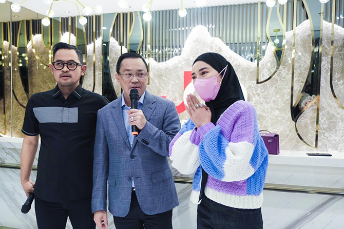 JUMPA PERS: Owner J99 Corp Gilang Widya Pramana dan Shandy Purnamasari didampingi Kuasa Hukum Arman Hanis saat jumpa pers di kantor J99 Corp Jakarta, Selasa malam (22/3)