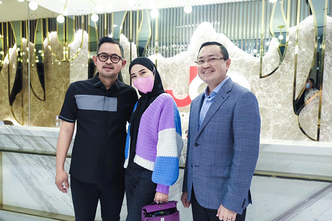 JUMPA PERS: Owner J99 Corp Gilang Widya Pramana dan Shandy Purnamasari didampingi Kuasa Hukum Arman Hanis saat jumpa pers di kantor J99 Corp Jakarta, Selasa malam (22/3)