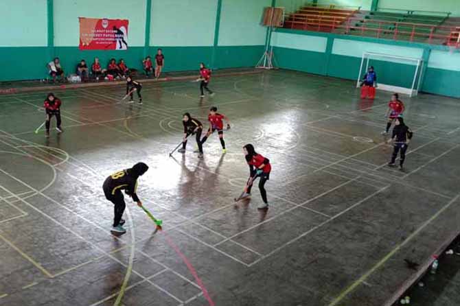 LATIH TANDING: Tim Hoki putri Kabupaten Probolinggo saat latih tanding di GOR Sasana Krida Kraksaan beberapa waktu lalu. Gedung ini akan digunakan tempat latihan 8 cabor. (Foto: Dok. Radar Bromo)