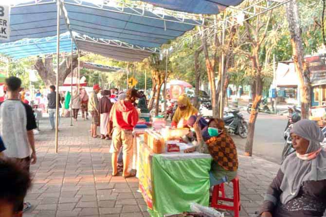 MANFAATKAN MOMEN: Pedagang yang berjualan di sekitar Alun-alun Kraksaan saat Ramadan tahun lalu. (Foto: Dok. Radar Bromo)
