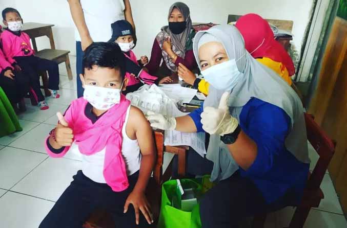 IKHTIAR SEHAT: Pemerintah Desa Sumberbendo bersama tim nakes Desa Sumberbendo melakukan vaksinasi Covid-19. Upaya ini dilakukan sebagai salah satu upaya menjaga dari serangan korona. (Foto: Pemerintah Desa Sumberbendo for Jawa Pos Radar Bromo)