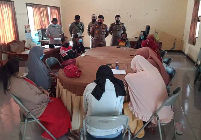 DIDATA: Enam PSK dan empat mucikari saat berada di markas Satpol PP usai terjaring, Rabu (30/3) pagi. (Foto: Agus Faiz Musleh/Jawa Pos Radar Bromo)