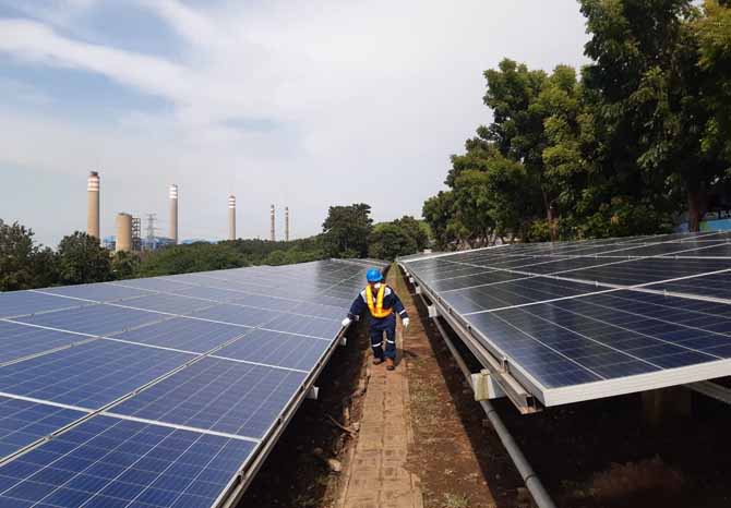 LEBIH IRIT: Panel tenaga surya milik PLTU di unit pembangkit PT Paiton Energy. (Foto: Arif Mashudi/Jawa Pos Radar Bromo)