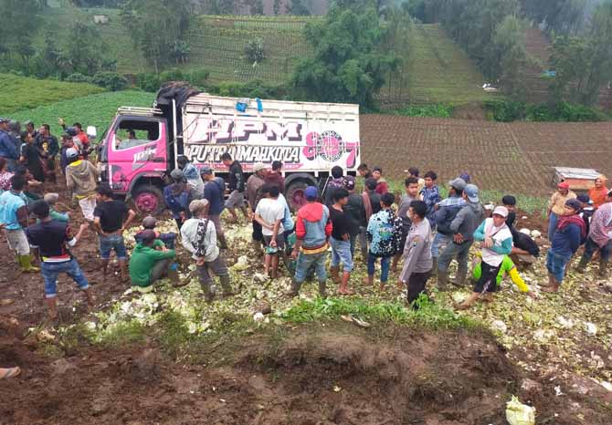 SULIT: Evakuasi truk muat sayur yang terguling di Sumberanom, Selasa (29/3) lalu. (Foto: Polsek for Jawa Pos Radar Bromo)