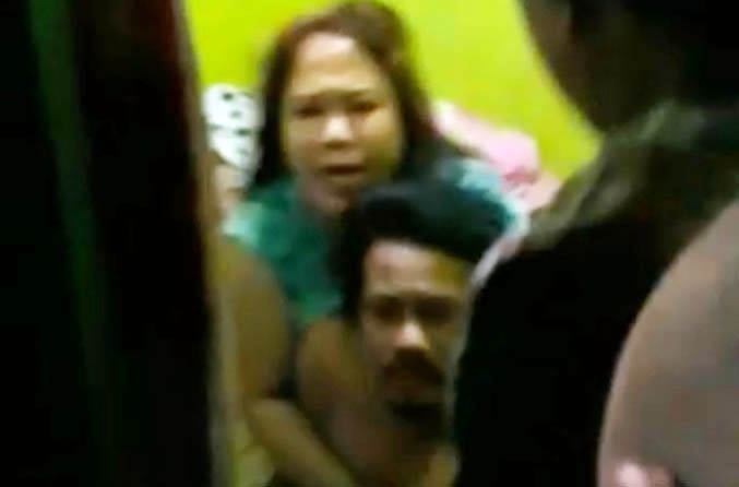 BURON DUA BULAN: Rekaman layar saat Sahlal dibekuk petugas kepolisian di wilayah Besuki, Kabupaten Situbondo. Sahlal dibekuk. (Foto: Screenshot)