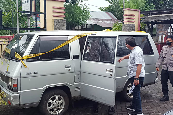 DITINGGAL DI HUTAN: Ipda Antono Kanitreskrim Polsek Gading (kemeja putih) mengecek mobil yang diamankan di daerah hutan di Desa Keben. (Foto: Agus Faiz Musleh/Jawa Pos Radar Bromo)