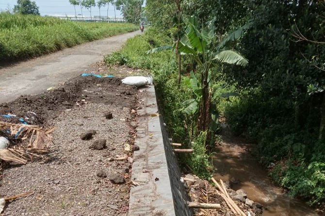 LEBIH KUAT: Jalan Dusun Krasak, Desa Pohsangit Ngisor, Kecamatan Wonomerto, semakin aman dilintasi setelah dibangun TPT. (Foto: Pemdes Pohsangit Ngisor for Jawa Pos Radar Bromo)
