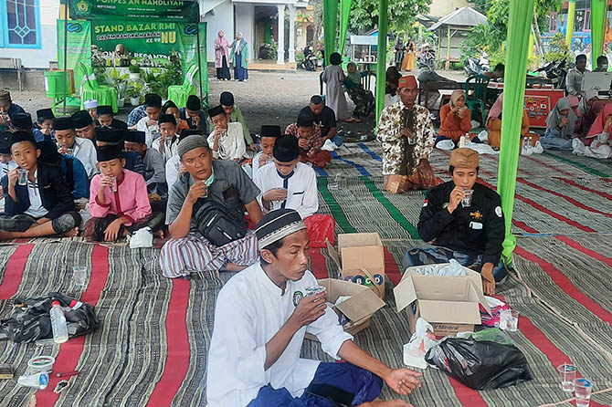 RUTIN: Jamâ€™iyyah Ruqyah Bayuangga Kota Probolinggo saat menggelar rukiah di Ponpes An Nur, Sumbertaman, Kecamatan Wonoasih, Kota Probolinggo, Minggu (14/3). (Foto: Fahrizal Firmani/Jawa Pos Radar Bromo)