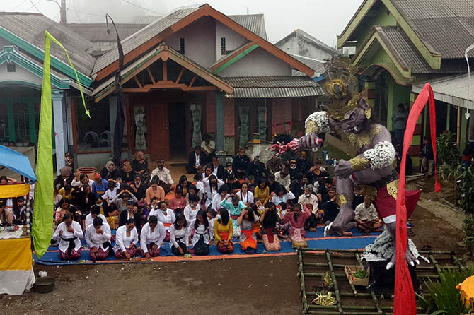 LEBIH SEDERHANA: Pawai ogoh-ogoh di Desa Baledono, Tosari. (Rosyidi/Radar Bromo)