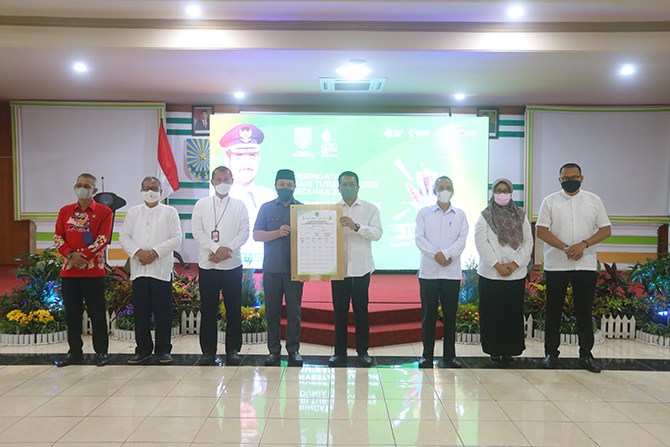 KOMITMEN: Penandatanganan komitmen TOSS TB bersama 9 kepala OPD terkait. Di antaranya ada Kepala Lapas Kelas II-B Probolinggo, Direktur RSUD dr. Mohamad Saleh Probolinggo, Direktur RS Dharma Husada Probolinggo.