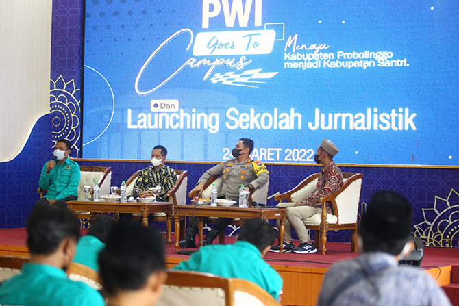 BERBAGI ILMU: Ketua PWI Probolinggo Raya Ahmad Suyuti (pegang mik) ketika menjadi narsumber dalam kegiatan PWI Goes to Campus di Unuja Paiton, Kamis (24/3). (Zainal Arifin/Jawa Pos Radar Bromo)