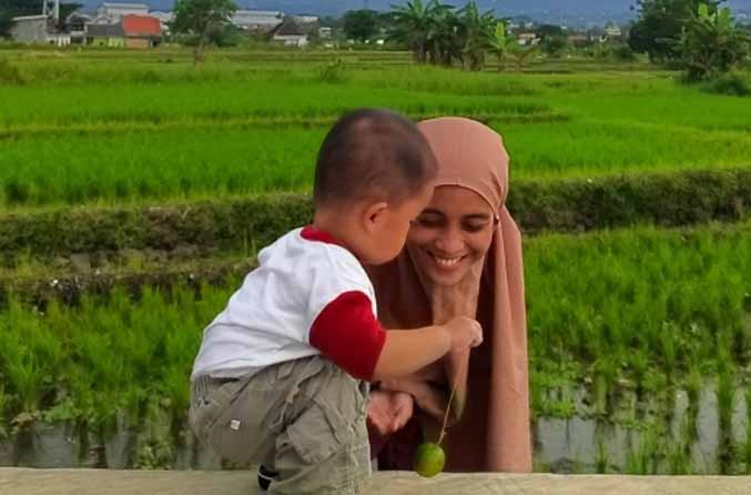 HARUS TELATEN: Anik saat sedang bersama anaknya bermain. (Foto: Anik for Jawa Pos Radar Bromo)