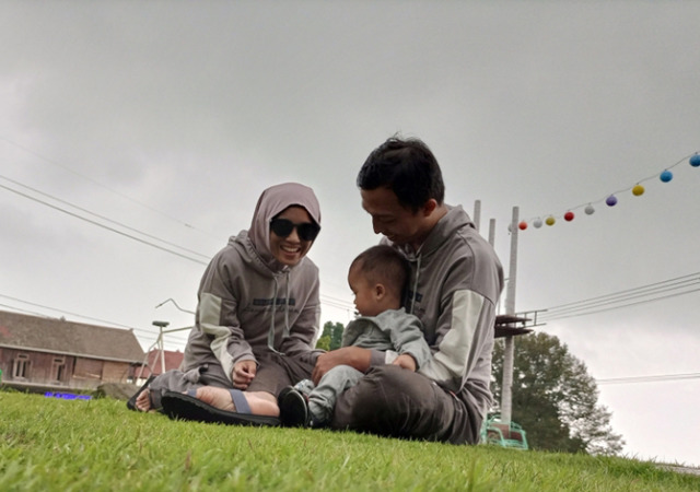 TANPA GADGET: Anik saat bersama anak dan suaminya bermain bersama