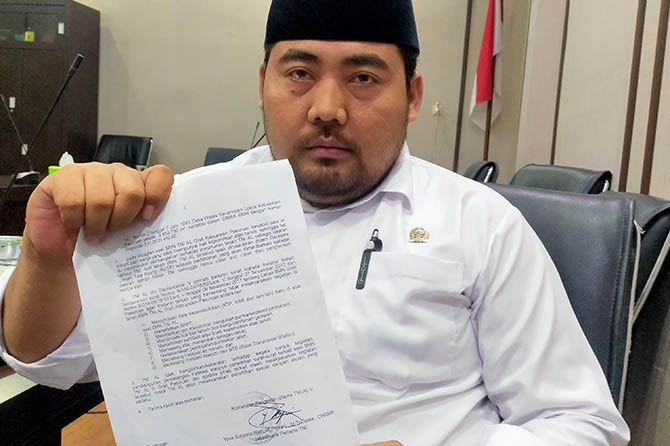 TERBIT 24 FEBRUARI: Eko Suryono menunjukkan surat Lantamal V soal larangan yang harus dilakukan warga maupun pemerintah, bagi warga di 10 desa yang lahannya terkena konflik agraria. (Foto: Iwan Andrik/Jawa Pos Radar Bromo)