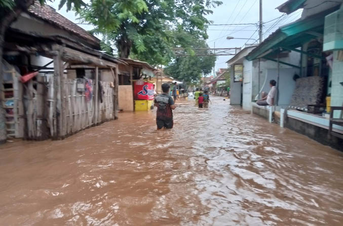 SELUTUT: Banjir melanda rumah warga di Desa Penunggul, Nguling, akibat meluapnya sungai dan naiknya permukaan air laut. (Foto: M Rosyidi/Jawa Pos Radar Bromo)
