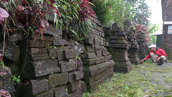 BANYAK CANDI: Candi Suprobowati, salah satu candi di pertapaan Indrokilo dan batu berbentuk kursi yang diyakini petilasan presiden pertama RI Soekarno. (Rizal F. Syatori/ Radar Bromo