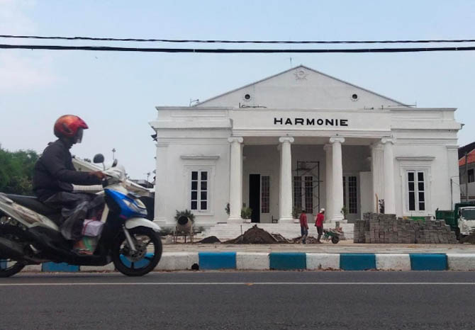 MASIH DIGARAP: Pemugaran yang dilakukan di gedung Harmonie. (Foto: M Busthomi/Jawa Pos Radar Bromo)