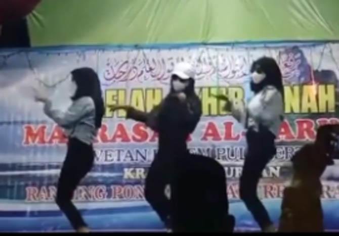VIRAL: Cuplikan video remaja yang berjoget saat haflah di sebuah madrasah di Kraton. (Foto: Screenshot)