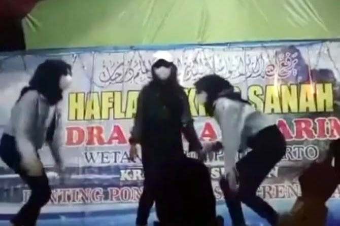 BIKIN GEGER: Cuplikan video remaja yang berjoget saat haflah di sebuah madrasah di Kraton. (Foto: Screenshot)